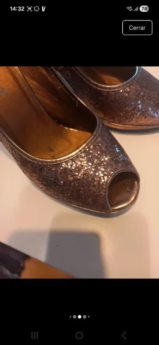 Zapatos de tacón dorados