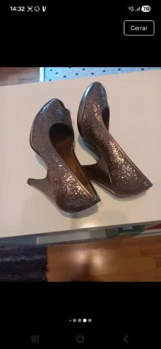 Zapatos de tacón dorados