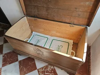 Baúl antiguo de madera. 120x62x60