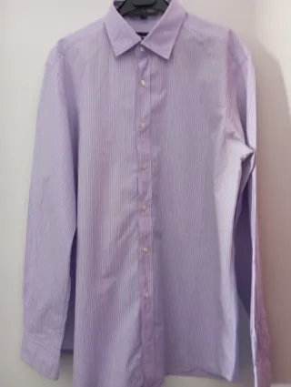 Camisa de vestir lila y blanca