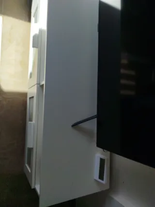 Mueble bajo salón blanco y marrón