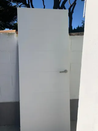 Puerta blanca con bandas
