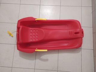 Trineo infantil rojo con cuerda