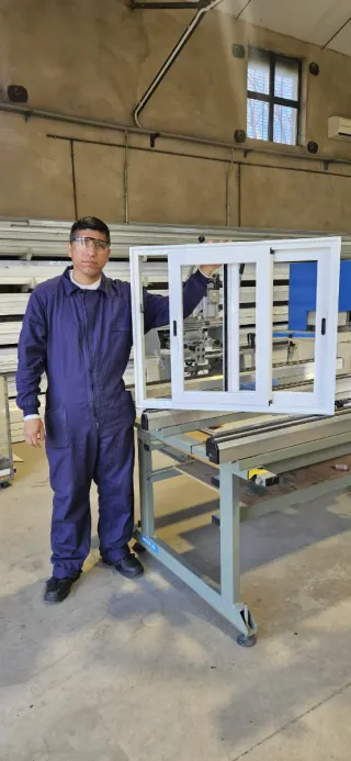 Ayudante o aprendiz  carpinteria de aluminio
