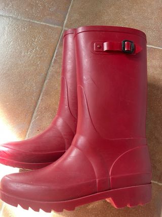 Botas de agua rojas