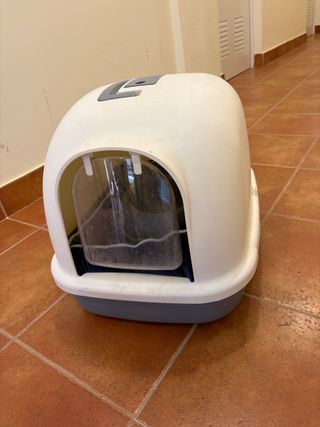 Arenero para gatos cubierto