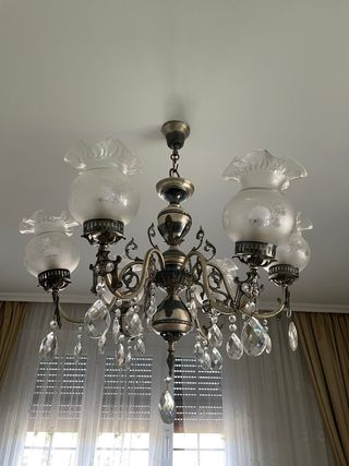 Lámpara de araña de cristal y metal