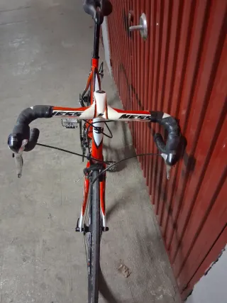 Bicicleta de carretera BH Zaphire roja