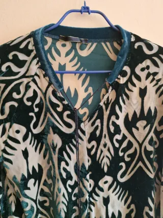 Blusa verde y beige con estampado ML