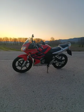 Honda CBR125R Roja