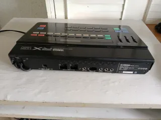 Caja de ritmos Yamaha RX15 (Solo recogida)
