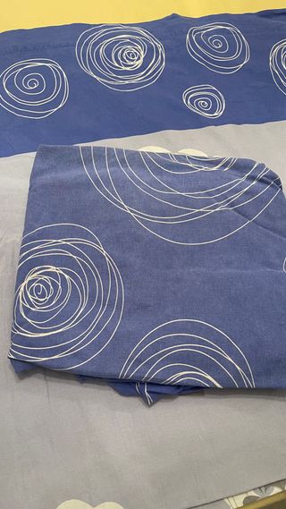 Juego de sábanas azul y gris con dibujo de ovejas.