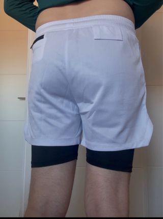 Pantalón corto deportivo con mallas integradas