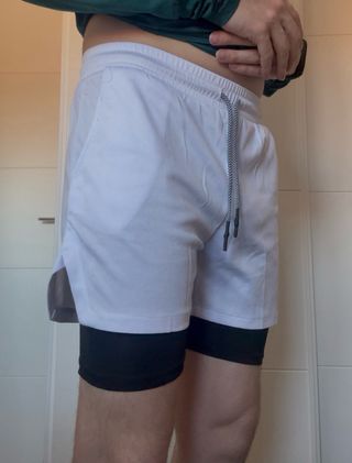 Pantalón corto deportivo con mallas integradas