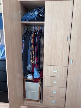 Armario 3 puertas y 4 cajones color haya.