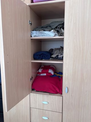 Armario 3 puertas y 4 cajones color haya.