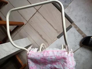 Carrito de muñecas rosa con flores