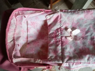 Carrito de muñecas rosa con flores
