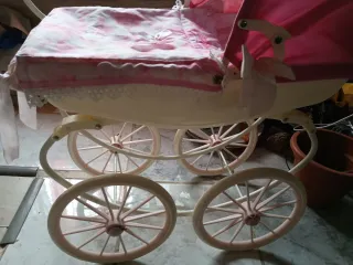 Carrito de muñecas rosa con flores