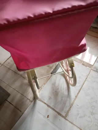 Carrito de muñecas rosa con flores