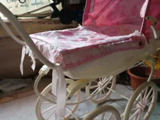 Carrito de muñecas rosa con flores