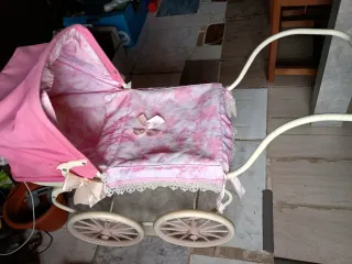 Carrito de muñecas rosa con flores