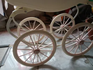 Carrito de muñecas rosa con flores