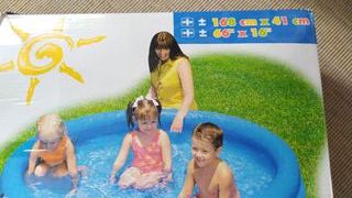 Piscina hinchable infantil azul y amarilla