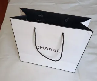 Caja y bolsa CHANEL Negra y Blanca