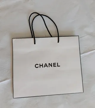 Caja y bolsa CHANEL Negra y Blanca