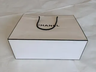 Caja y bolsa CHANEL Negra y Blanca