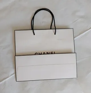 Caja y bolsa CHANEL Negra y Blanca