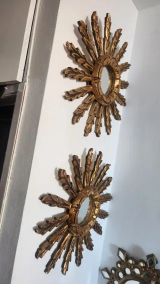 Coppia di antichi specchi a sole dorati