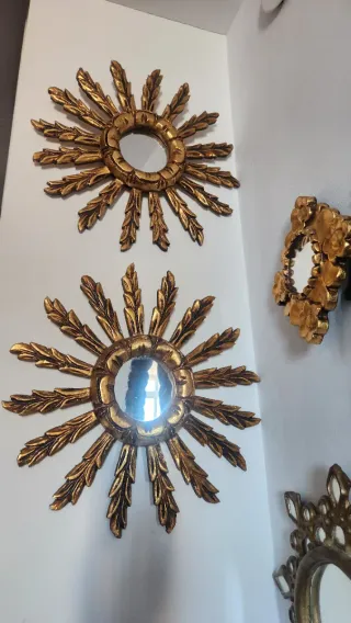 Coppia di antichi specchi a sole dorati