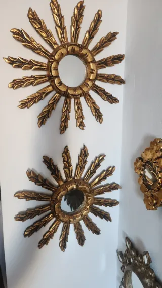 Coppia di antichi specchi a sole dorati