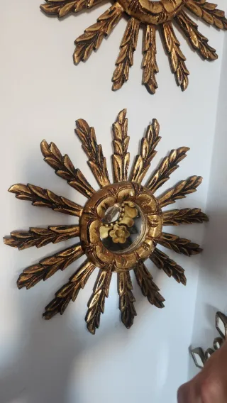 Coppia di antichi specchi a sole dorati