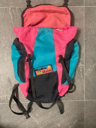 Mochila montaña clásica negra y fucsia