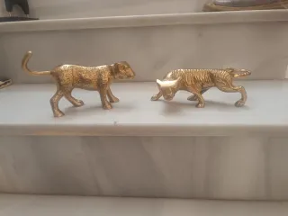 Figuras de Leopardo y Tigre Doradas