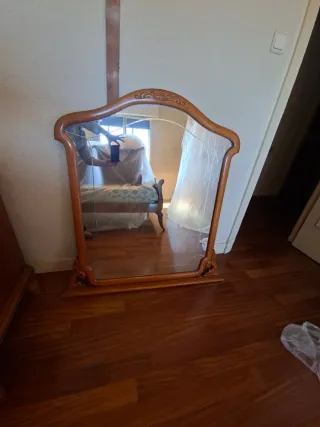 Espejo de madera con marco tallado