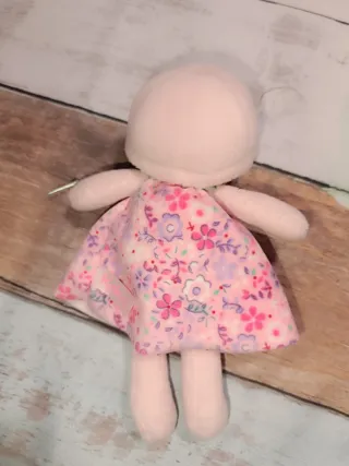 Lote 4 peluches: 2 muñecas, perrito y gatito