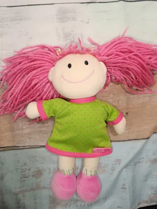 Lote 4 peluches: 2 muñecas, perrito y gatito