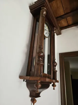 Reloj de pared antiguo de madera