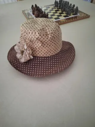 Sombrero de tela con lunares y flor