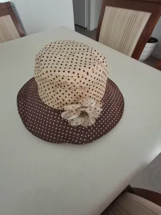 Sombrero de tela con lunares y flor