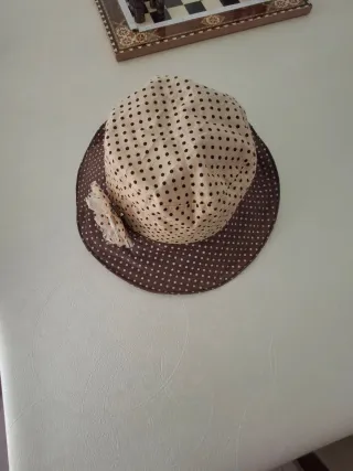 Sombrero de tela con lunares y flor