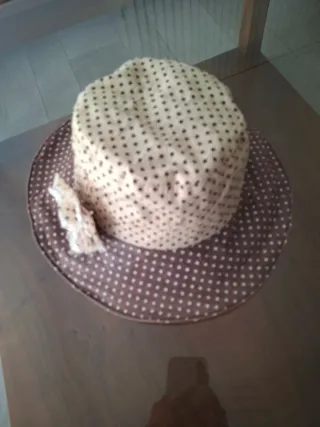 Sombrero de tela con lunares y flor