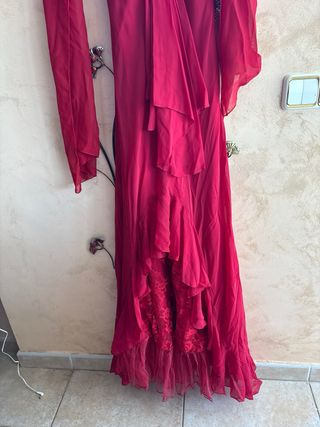 Vestido de fiesta rojo con chal