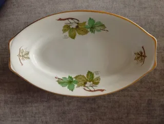 Vajilla de porcelana con hojas verdes