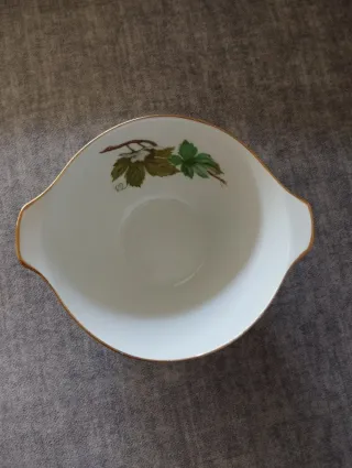 Vajilla de porcelana con hojas verdes