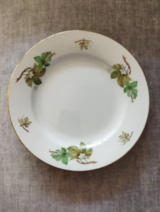Vajilla de porcelana con hojas verdes